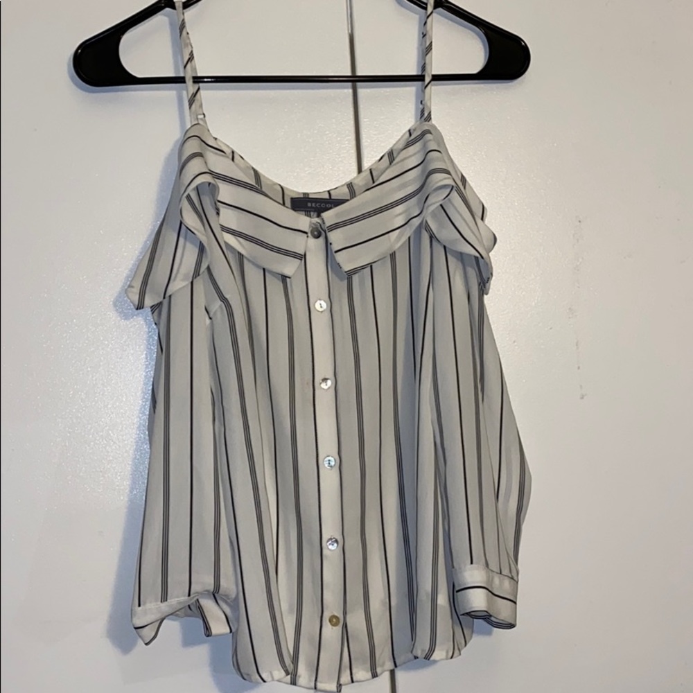 It’s a cute black and white strips crop top 🤍